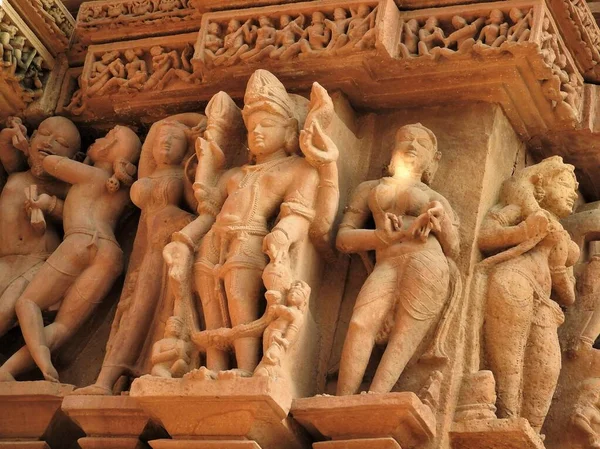 カジュラホ寺院のエロティックな彫刻とセックスポーズ マディヤプラデシュ インド 1050年頃に建てられたユネスコの世界遺産に登録されています テクスチャとはがきの概念 — ストック写真