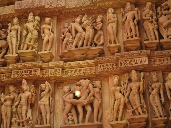 カジュラホ寺院のエロティックな彫刻とセックスポーズ マディヤプラデシュ インド 1050年頃に建てられたユネスコの世界遺産に登録されています テクスチャとはがきの概念 — ストック写真