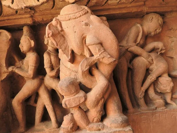 フレスコ画は Visvanatha カジュラホ マディヤ プラデーシュ州 インド 遺産を含む西部グループの寺院内部官能的です — ストック写真