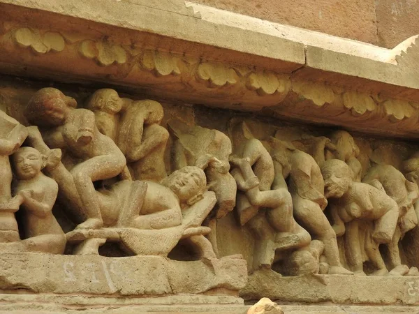 フレスコ画は Visvanatha カジュラホ マディヤ プラデーシュ州 インド 遺産を含む西部グループの寺院内部官能的です — ストック写真