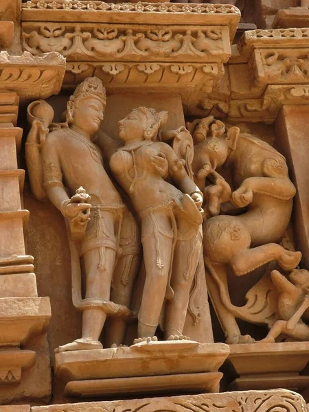 インドのマディヤ プラデーシュ州カジュラホの西側の寺院 ヴィシュヴァナタ寺院でエロティックな人間の彫刻 1050年頃に建てられたカジュラホはユネスコの世界遺産に登録されており エロチカの観光地です — ストック写真
