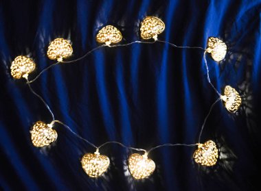 Mavi desenli arka planda lamba çelenkleri