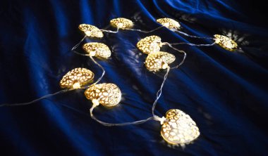 Mavi desenli arka planda lamba çelenkleri