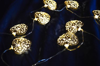 Mavi desenli arka planda lamba çelenkleri