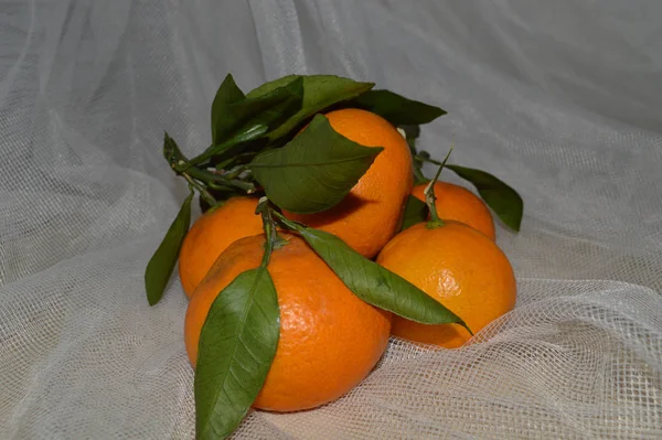 Ripe mandarines tangerines with green leaves and branches — Stock Photo, Image