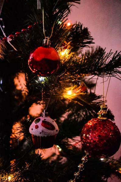 Leksaker på julgran med starkt ljus — Stockfoto