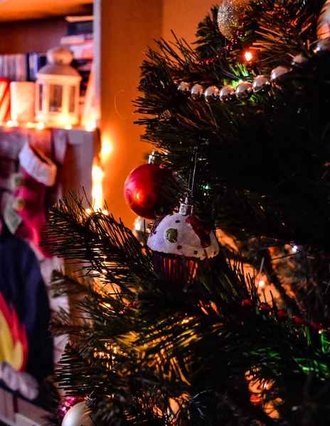 Spielzeug am Weihnachtsbaum mit hellen Lichtern — Stockfoto
