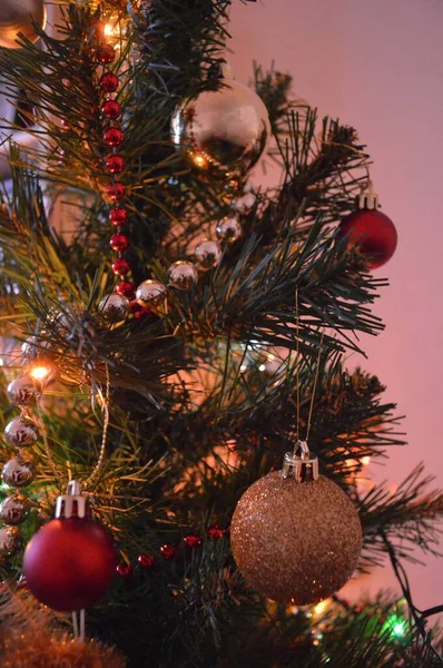 Parlak ışıkları olan Noel ağacındaki oyuncaklar — Stok fotoğraf