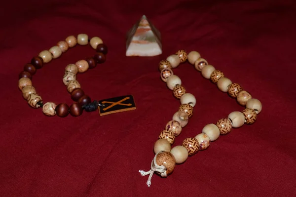 Abalorios en rosario para leer oraciones y mantras — Foto de Stock
