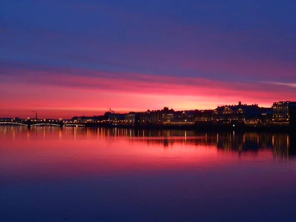 Bright colorful sunrise or sunset in Saint-Petersburg. Landscape. Neva river and sea — Stock Photo, Image