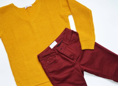 Sarı örgü süveter ve kırmızı pantolon. Hoş bir elbise..