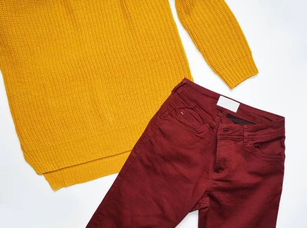 Camisola de tricô amarelo e calças vermelhas. Vestido acolhedor bonito . — Fotografia de Stock