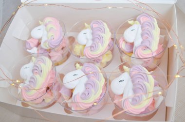 Doğum günü partisi için renkli gökkuşağı şekerli tek boynuzlu at pastası.