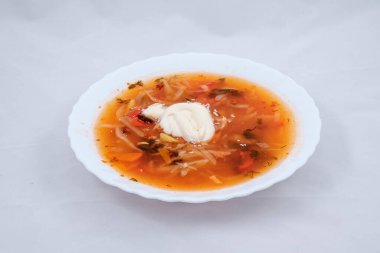 Tabağında mayonez olan nefis ev yapımı borş çorbası..