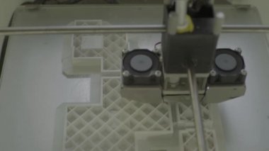 Yakın çekim yazdırma sırasında 3d yazıcı.