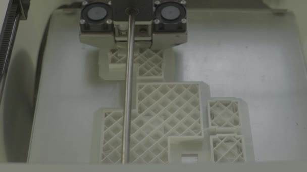 Impresora 3D durante la impresión de primer plano . — Vídeos de Stock
