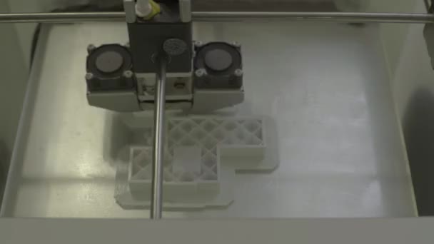 3D tiskárna během tisku zblízka. — Stock video