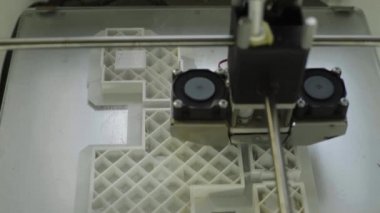 Teknoloji. Üç boyutlu bir yazıcının işi. Kapatma sırasında 3D yazıcı. Çalışan 3D yazıcının süreci.