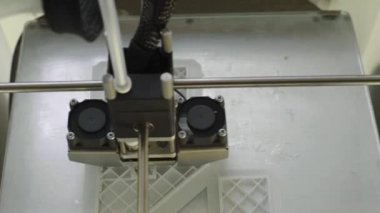 Teknoloji. Üç boyutlu bir yazıcının işi. Kapatma sırasında 3D yazıcı. Çalışan 3D yazıcının süreci.
