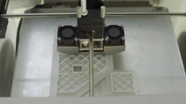Teknoloji. Üç boyutlu bir yazıcının işi. Kapatma sırasında 3D yazıcı. Çalışan 3D yazıcının süreci.