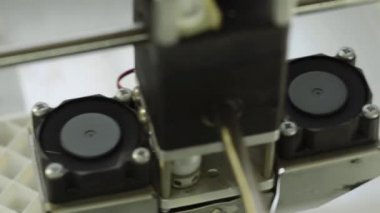 Teknoloji. Üç boyutlu bir yazıcının işi. Kapatma sırasında 3D yazıcı. Çalışan 3D yazıcının süreci.