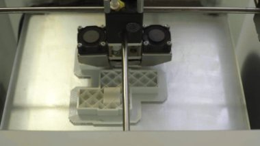 Teknoloji. Üç boyutlu bir yazıcının işi. Kapatma sırasında 3D yazıcı. Çalışan 3D yazıcının süreci.