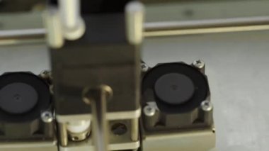 Teknoloji. Üç boyutlu bir yazıcının işi. Kapatma sırasında 3D yazıcı. Çalışan 3D yazıcının süreci.