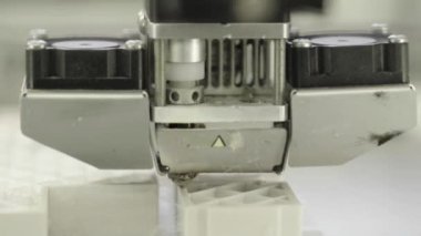 Teknoloji. Üç boyutlu bir yazıcının işi. Kapatma sırasında 3D yazıcı. Çalışan 3D yazıcının süreci.