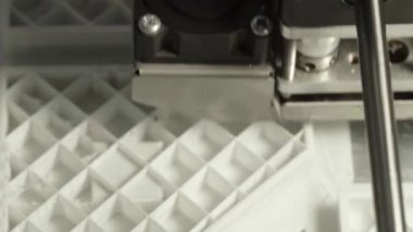 Teknoloji. Üç boyutlu bir yazıcının işi. Kapatma sırasında 3D yazıcı. Çalışan 3D yazıcının süreci.