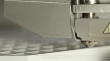 Teknoloji. Üç boyutlu bir yazıcının işi. Kapatma sırasında 3D yazıcı. Çalışan 3D yazıcının süreci.