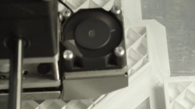 Teknoloji. Üç boyutlu bir yazıcının işi. Kapatma sırasında 3D yazıcı. Çalışan 3D yazıcının süreci.