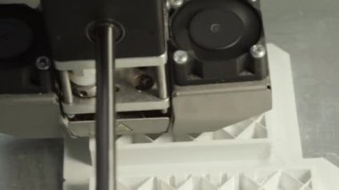 Teknoloji. Üç boyutlu bir yazıcının işi. Kapatma sırasında 3D yazıcı. Çalışan 3D yazıcının süreci.