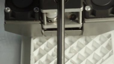 Teknoloji. Üç boyutlu bir yazıcının işi. Kapatma sırasında 3D yazıcı. Çalışan 3D yazıcının süreci.