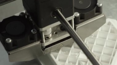 Teknoloji. Üç boyutlu bir yazıcının işi. Kapatma sırasında 3D yazıcı. Çalışan 3D yazıcının süreci.