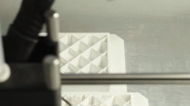 Teknoloji. Üç boyutlu bir yazıcının işi. Kapatma sırasında 3D yazıcı. Çalışan 3D yazıcının süreci.