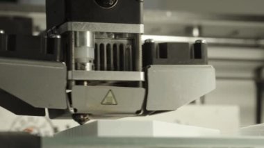 Teknoloji. Üç boyutlu bir yazıcının işi. Kapatma sırasında 3D yazıcı. Çalışan 3D yazıcının süreci.
