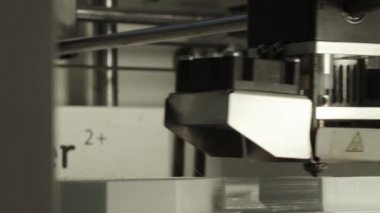 Teknoloji. Üç boyutlu bir yazıcının işi. Kapatma sırasında 3D yazıcı. Çalışan 3D yazıcının süreci.