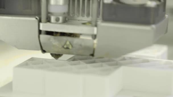 Технология. Работа трёхмерного принтера. 3D принтер во время печати крупным планом. Процесс работы 3D принтера . — стоковое видео