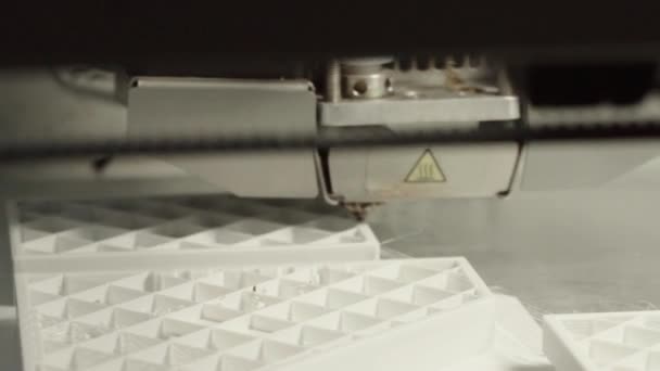 Τεχνολογία. Το έργο ενός τρισδιάστατου εκτυπωτή. 3d εκτυπωτή κατά τη διάρκεια εκτύπωσης close-up. Διαδικασία εργασίας 3d εκτυπωτή. — Αρχείο Βίντεο