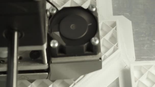 La technologie. Le travail d'une imprimante en trois dimensions. Imprimante 3D lors de l'impression en gros plan. Processus de travail imprimante 3D .