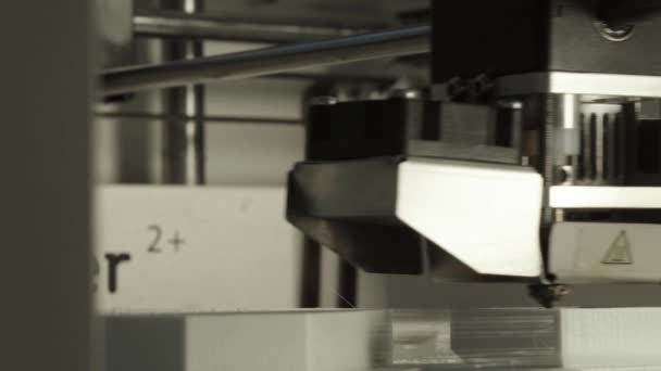Teknik. En tredimensionell skrivares arbete. 3D-skrivare under utskrift närbild. Arbetsmetod för 3D-skrivare. — Stockvideo