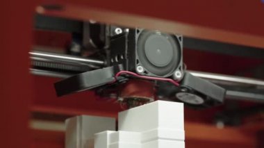 Teknoloji. Üç boyutlu bir yazıcının işi. Kapatma sırasında 3D yazıcı. Çalışan 3D yazıcının süreci.