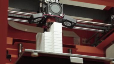 Teknoloji. Üç boyutlu bir yazıcının işi. Kapatma sırasında 3D yazıcı. Çalışan 3D yazıcının süreci.