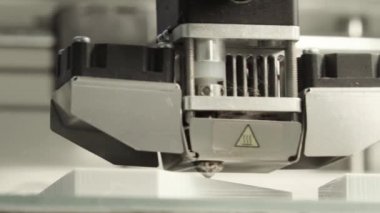 Teknoloji. Üç boyutlu bir yazıcının işi. Kapatma sırasında 3D yazıcı. Çalışan 3D yazıcının süreci.