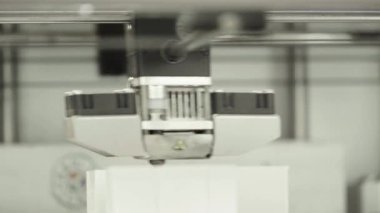 Teknoloji. Üç boyutlu bir yazıcının işi. Kapatma sırasında 3D yazıcı. Çalışan 3D yazıcının süreci.