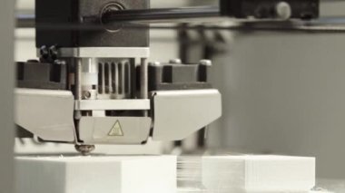 Teknoloji. Üç boyutlu bir yazıcının işi. Kapatma sırasında 3D yazıcı. Çalışan 3D yazıcının süreci.