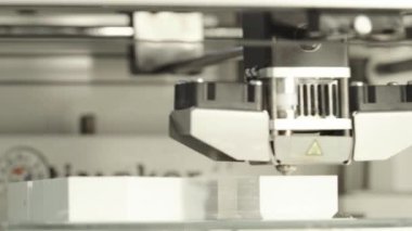 Teknoloji. Üç boyutlu bir yazıcının işi. Kapatma sırasında 3D yazıcı. Çalışan 3D yazıcının süreci.