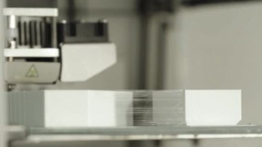 Teknoloji. Üç boyutlu bir yazıcının işi. Kapatma sırasında 3D yazıcı. Çalışan 3D yazıcının süreci.