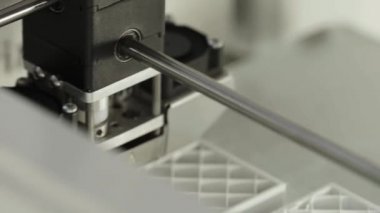 Teknoloji. Üç boyutlu bir yazıcının işi. Kapatma sırasında 3D yazıcı. Çalışan 3D yazıcının süreci.
