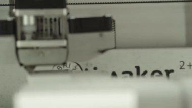 Teknoloji. Üç boyutlu bir yazıcının işi. Kapatma sırasında 3D yazıcı. Çalışan 3D yazıcının süreci.